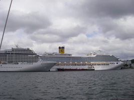 2 grote cruise schepen op bezoek